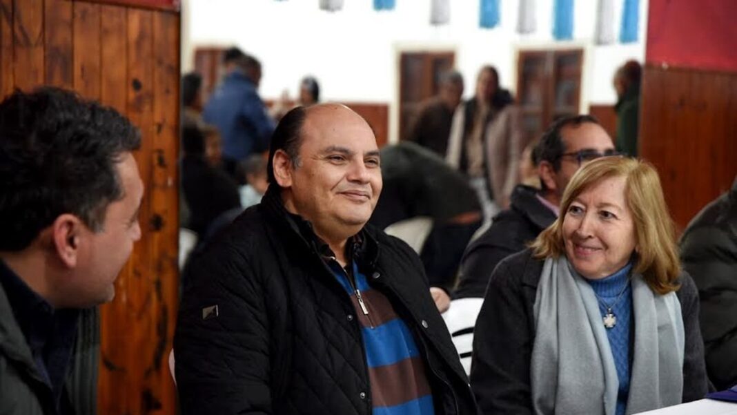 Intendente Gustavo Saadi reunido con vecinos en Club Coronel Daza