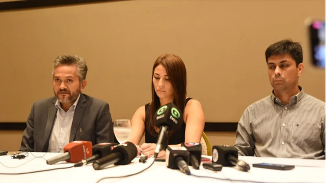 Iván Sarquís junto a Natalia y Fernando Rojas en conferencia de prensa