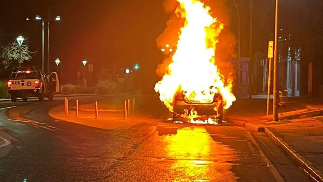 Automóvil Renault Logan incendiado en la avenida Hipólito Irigoyen, Capital de Catamarca