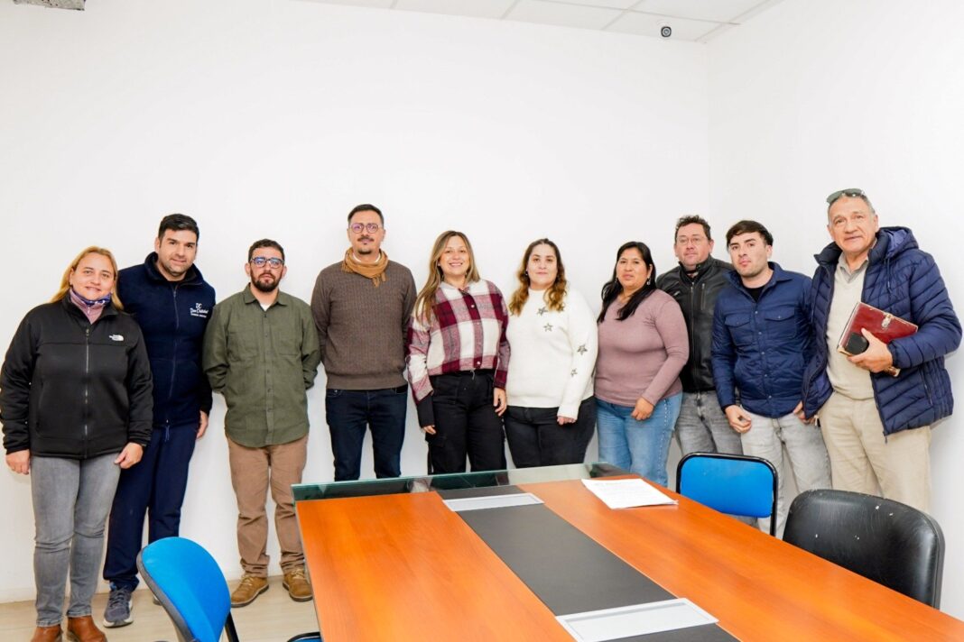 Productores firmando contratos en el Ministerio de Desarrollo Productivo para el pabellón Bodegas & Delicatessen del Poncho 2026