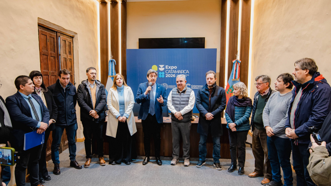 Autoridades provinciales y empresarios durante el lanzamiento de la Expo Catamarca 2026 en Casa de Gobierno