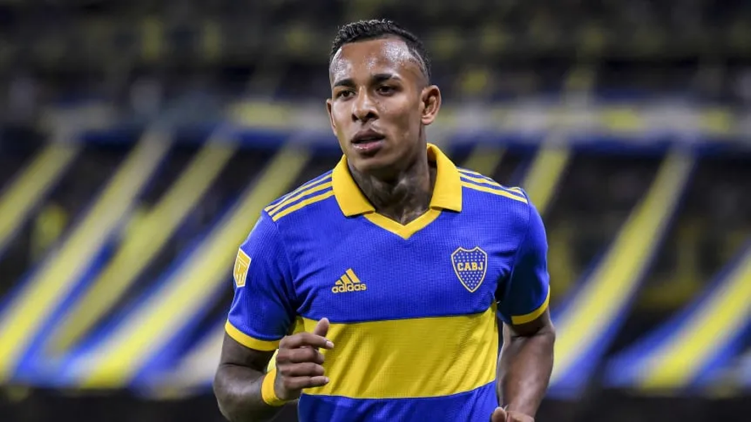 Sebastián Villa posa con la camiseta de Boca Juniors durante su presentación