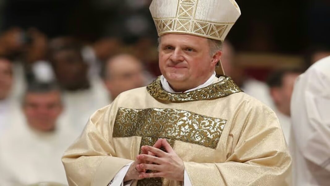 Nuncio apostólico Michael Wallace Banach y secretario de Culto Agustín Caulo en el Aeropuerto de Ezeiza