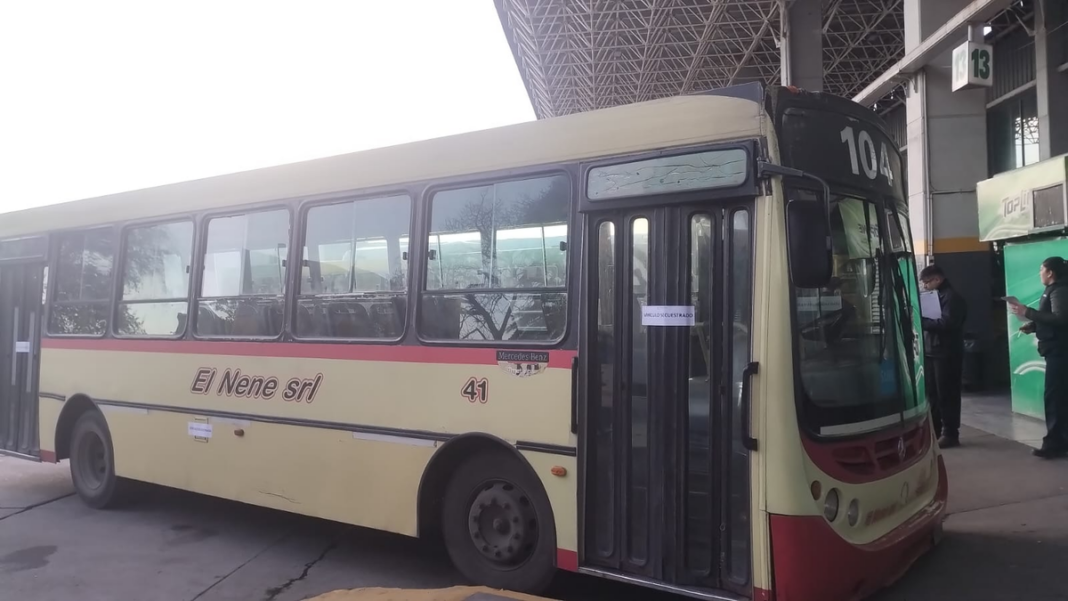 Colectivo de la empresa El Nene secuestrado en la Terminal de Ómnibus