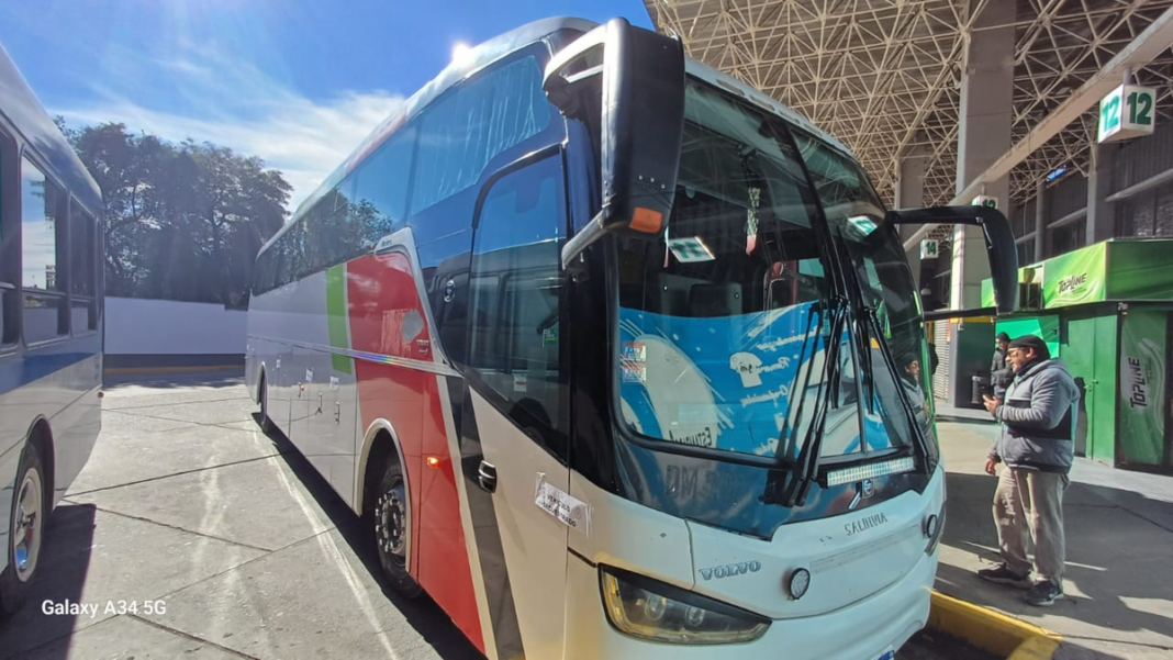 Colectivo secuestrado en Terminal de Ómnibus de Catamarca por falta de habilitación