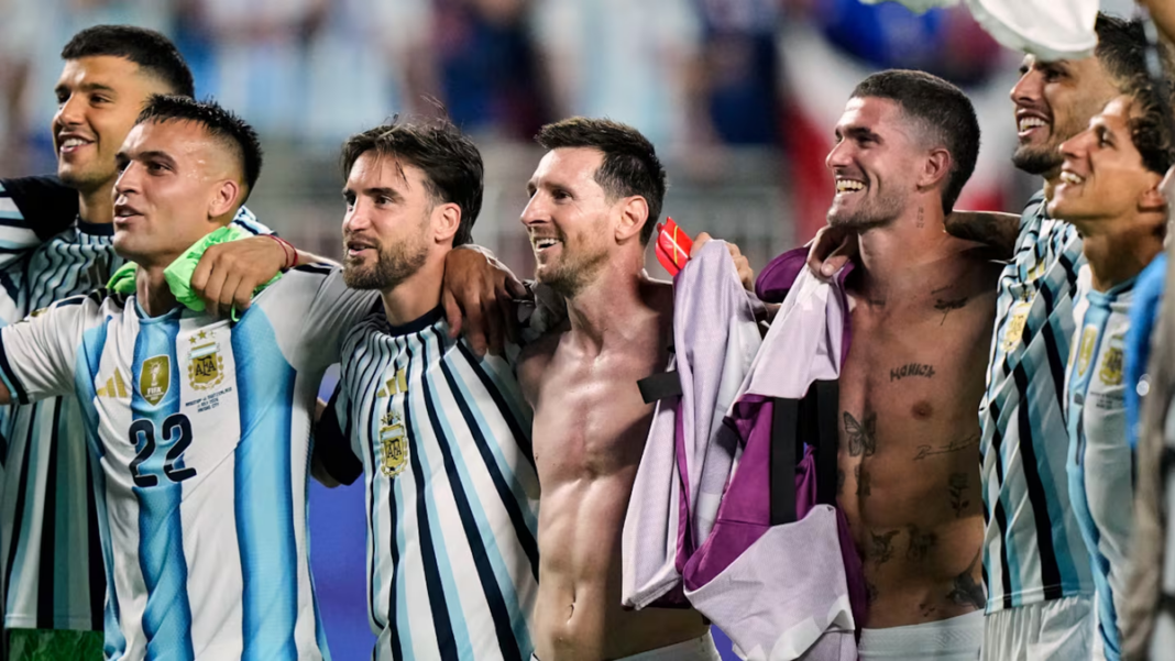 Jugadores de la Selección Argentina celebrando un gol en un partido de la Copa del Mundo