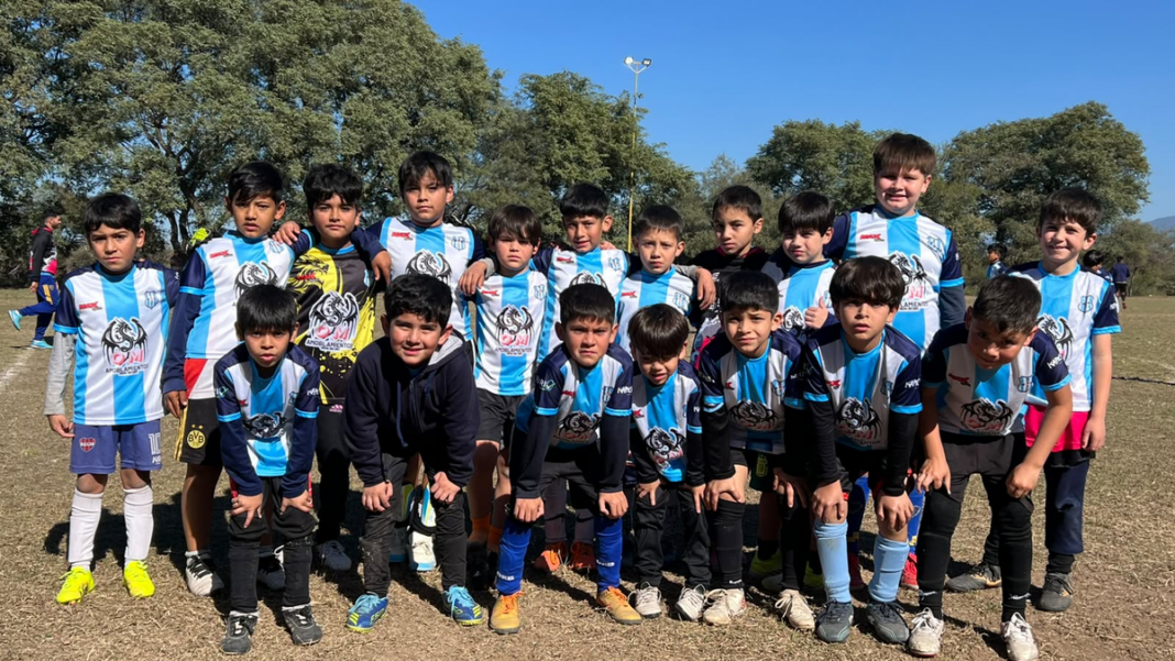 Partido de fútbol infantil en cancha de la Liga Chacarera