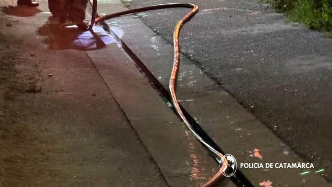 Bomberos de la Policía de Catamarca extinguen incendio en gabinete de medidores de luz en Capital