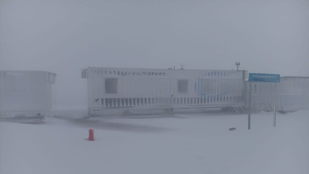 Imagen de la cordillera catamarqueña cubierta de nieve durante el temporal