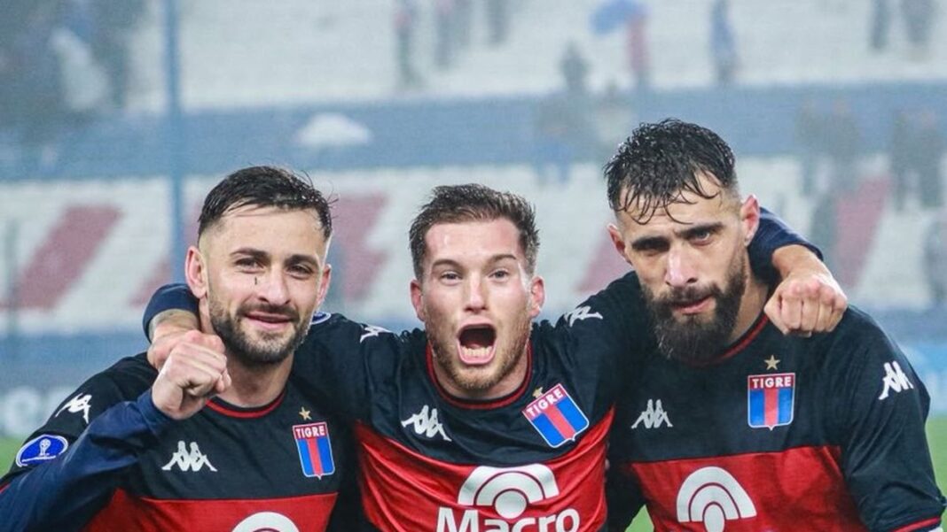 Jugadores de Tigre celebrando un gol ante Nacional de Uruguay en la Copa Sudamericana 2026