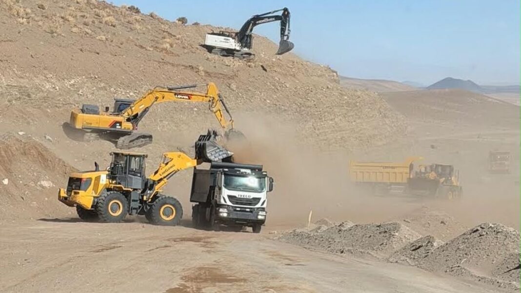 Equipos trabajando en la pavimentación de la Cuesta de Paicuqui a más de 4.000 metros de altura
