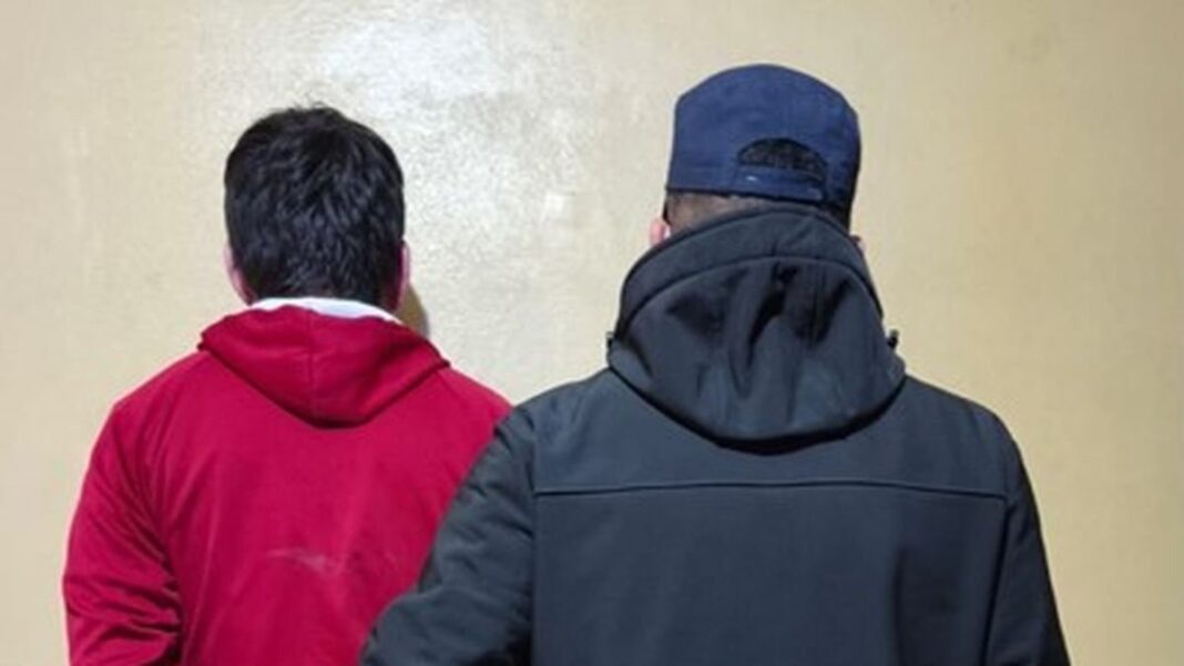 Policía en la vía pública durante operativo nocturno en Catamarca
