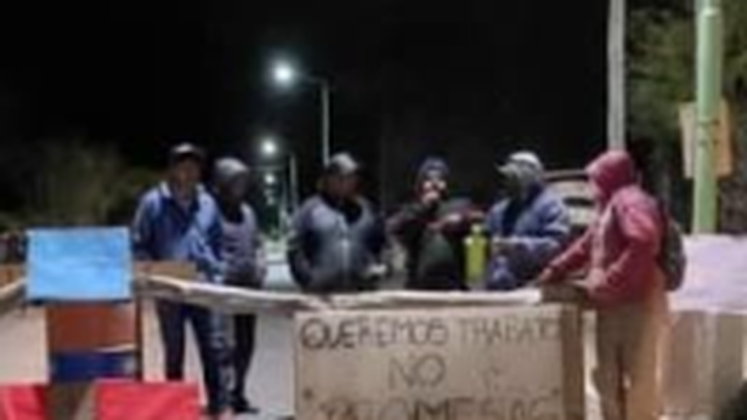 Cartel con la consigna Queremos trabajo, no promesas en corte de Ruta 40