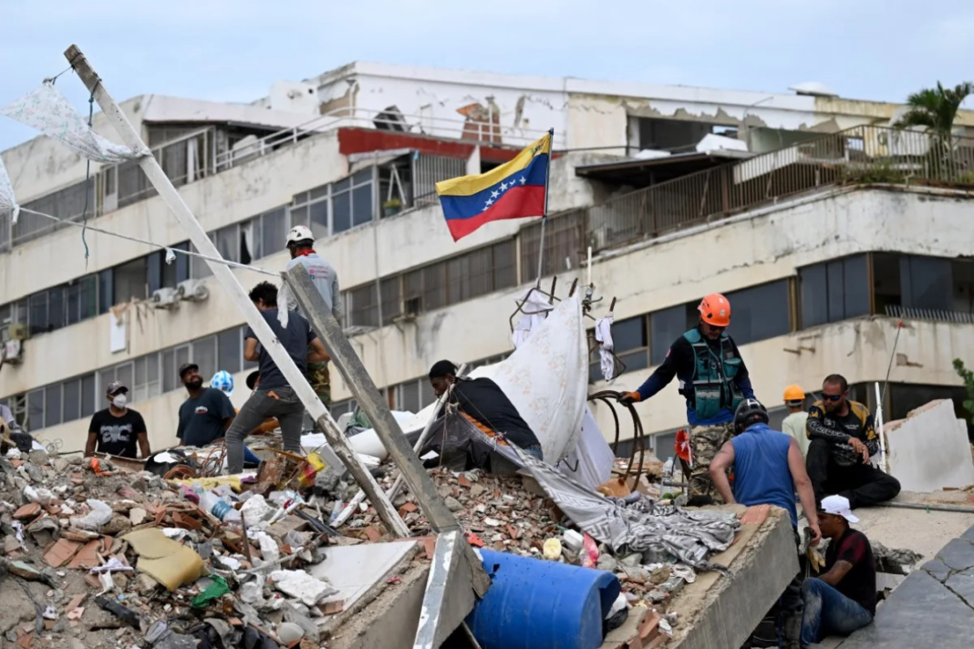 Efectos del doble sismo en Venezuela, con edificios colapsados y labores de remoción de escombros