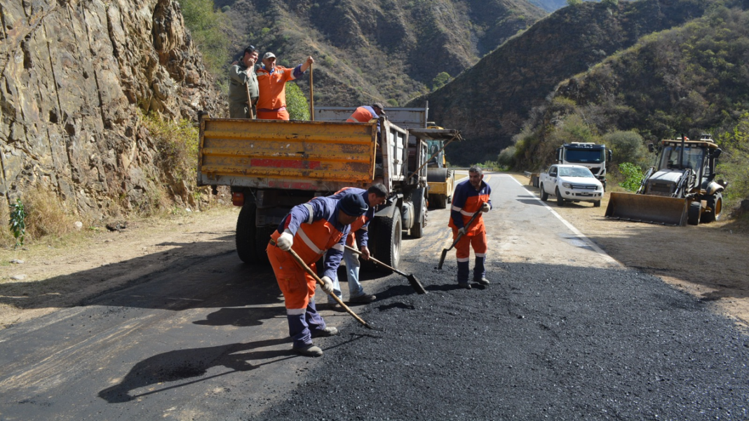 Trabajos de bacheo en la Ruta Nacional 60 en La Cébila, Catamarca