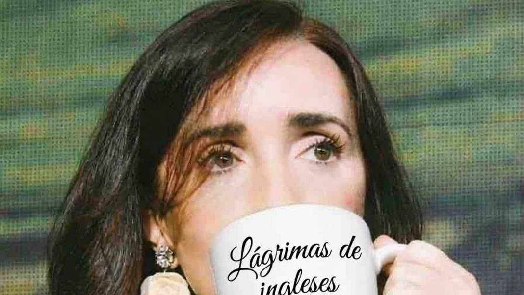 Fotografía de la vicepresidenta Victoria Villarruel sosteniendo una taza con la inscripción Lágrimas de ingleses piratas