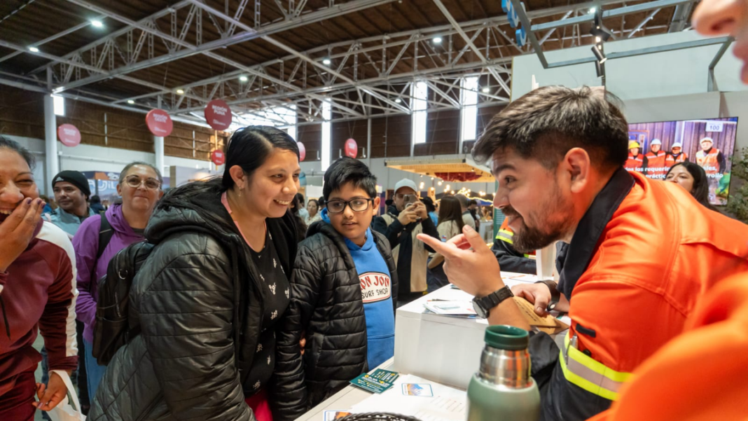 Stand de Zijin-Liex en la Fiesta del Poncho 2026 con actividades interactivas sobre el proyecto Tres Quebradas