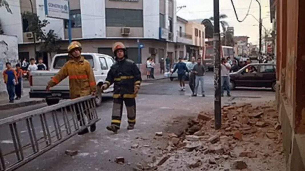 Edificio escolar en Catamarca con señalización de evacuación
