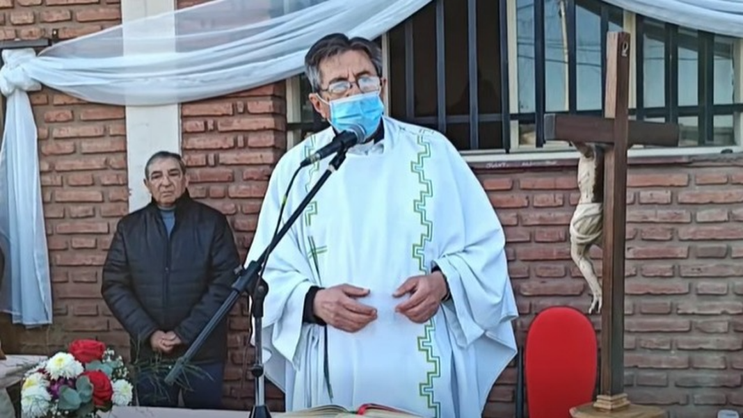 El párroco Salvador Acevedo durante su mensaje sobre las familias endeudadas
