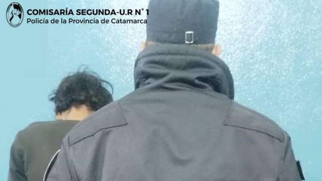 Efectivos policiales en la vía pública en Catamarca
