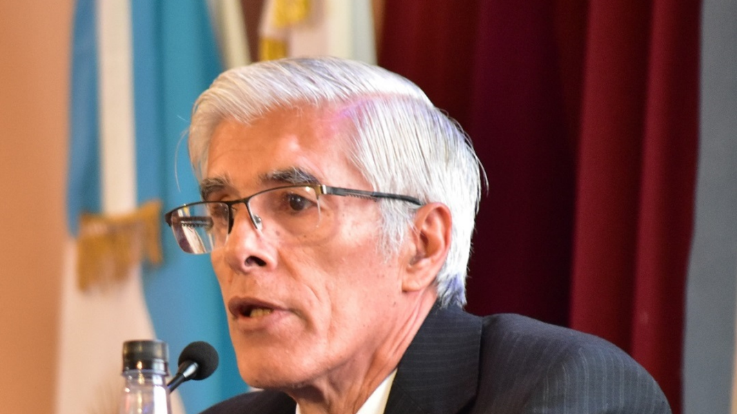 Oscar Arellano, rector de la UNCA, en conferencia de prensa