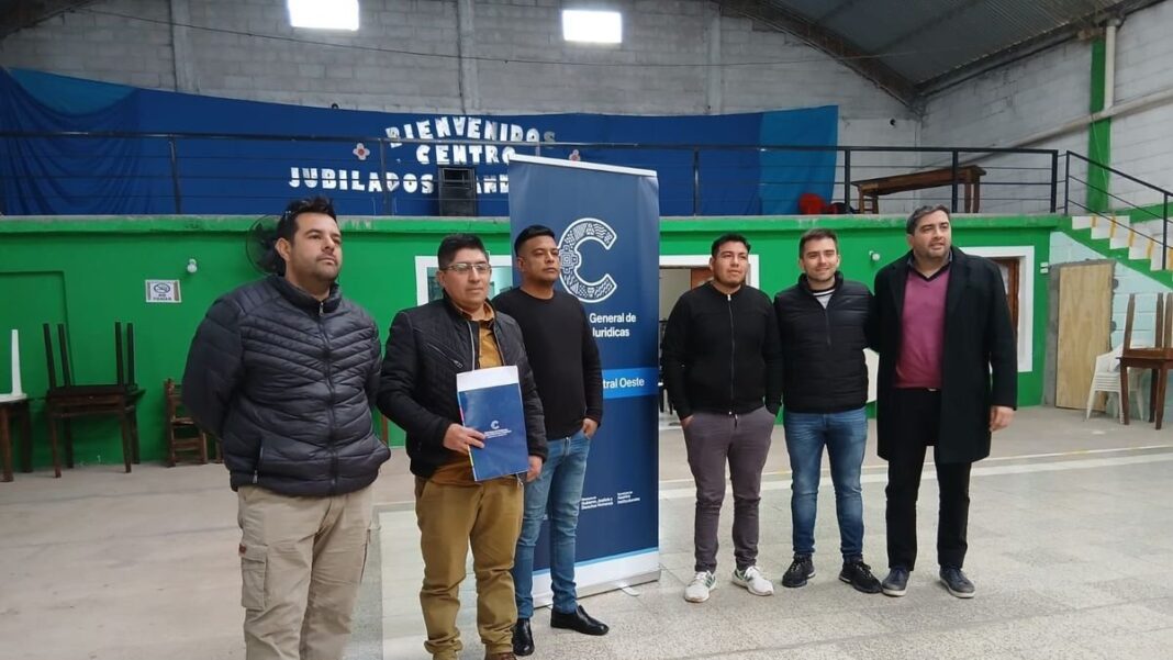 Entrega de personería jurídica a la Asociación Civil de Artesanos Rosa del Inca en Andalgalá