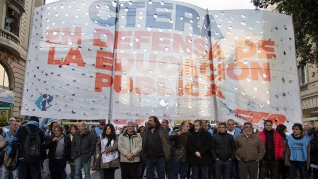 Docentes en una asamblea sindical