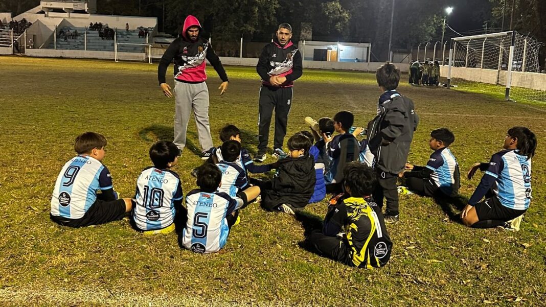 Partido de fútbol infantil entre Ateneo y Social San Antonio
