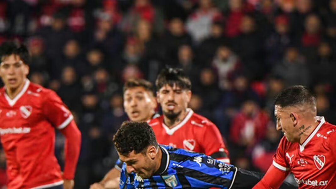 Jugadores de Atlético Tucumán celebrando un gol ante Independiente