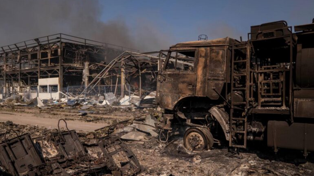 Vista de daños tras ataque ruso en la región de Kiev, Ucrania