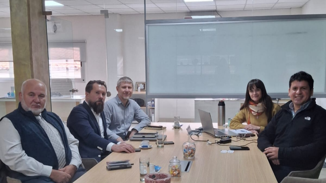 Reunión entre CAMYEN y representantes de Bai Tau Minerals