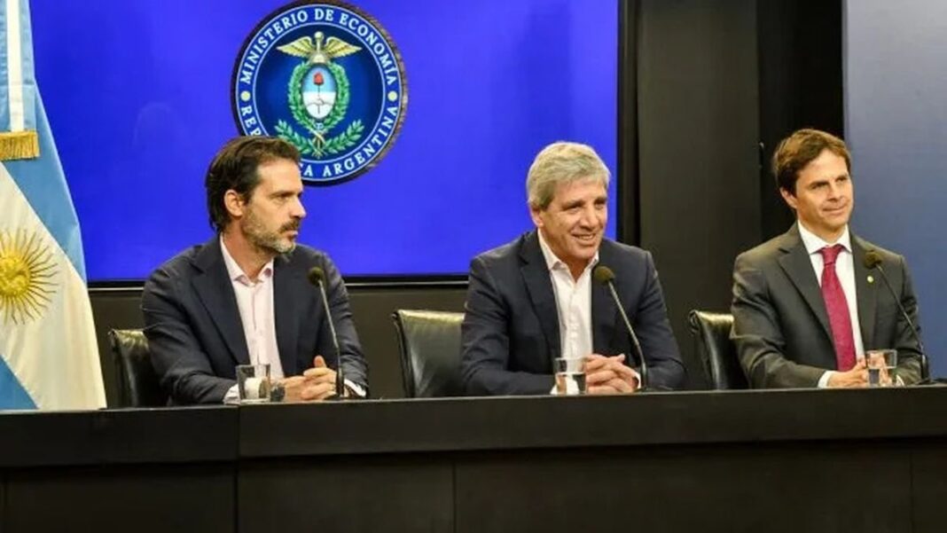 Luis Caputo en conferencia de prensa
