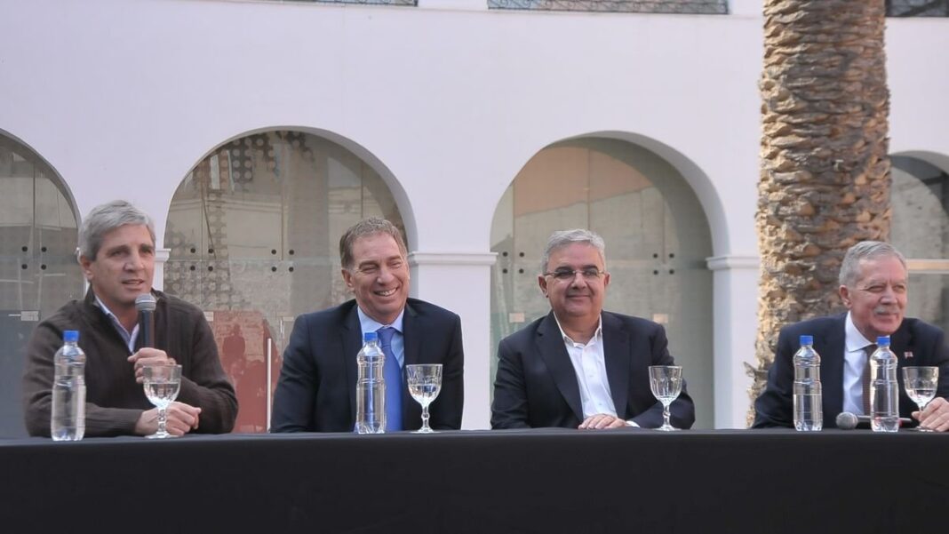 Luis Caputo y Diego Santilli, junto a los gobernadores Raúl Jalil y Elías Suárez