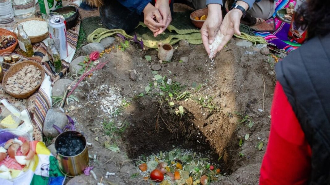 Ceremonia de ofrenda a la Pachamama en la Casa de la Cultura de Catamarca