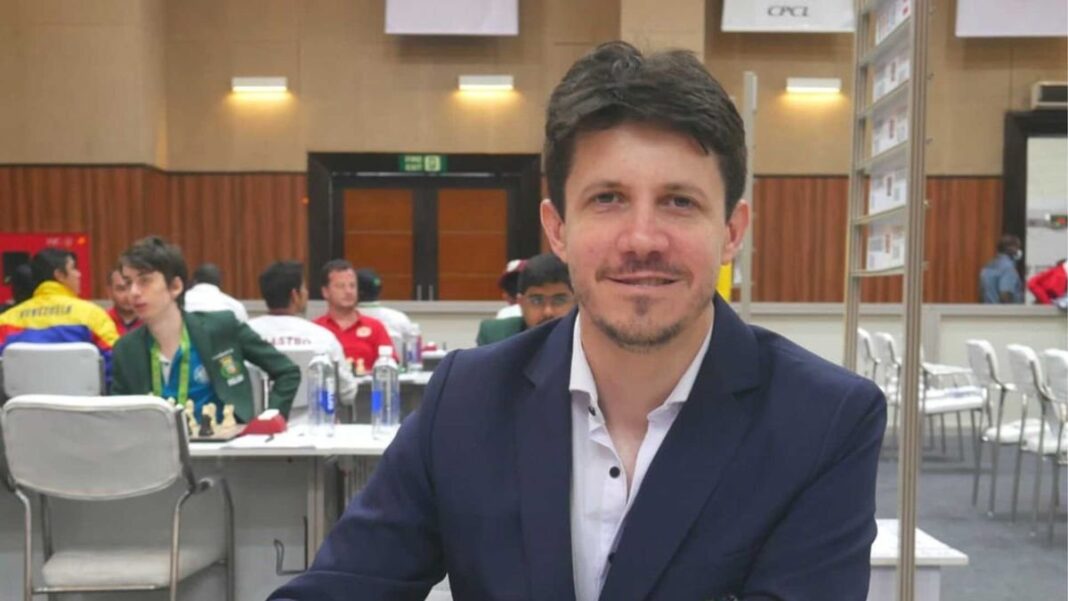 Partida de ajedrez con piezas sobre un tablero