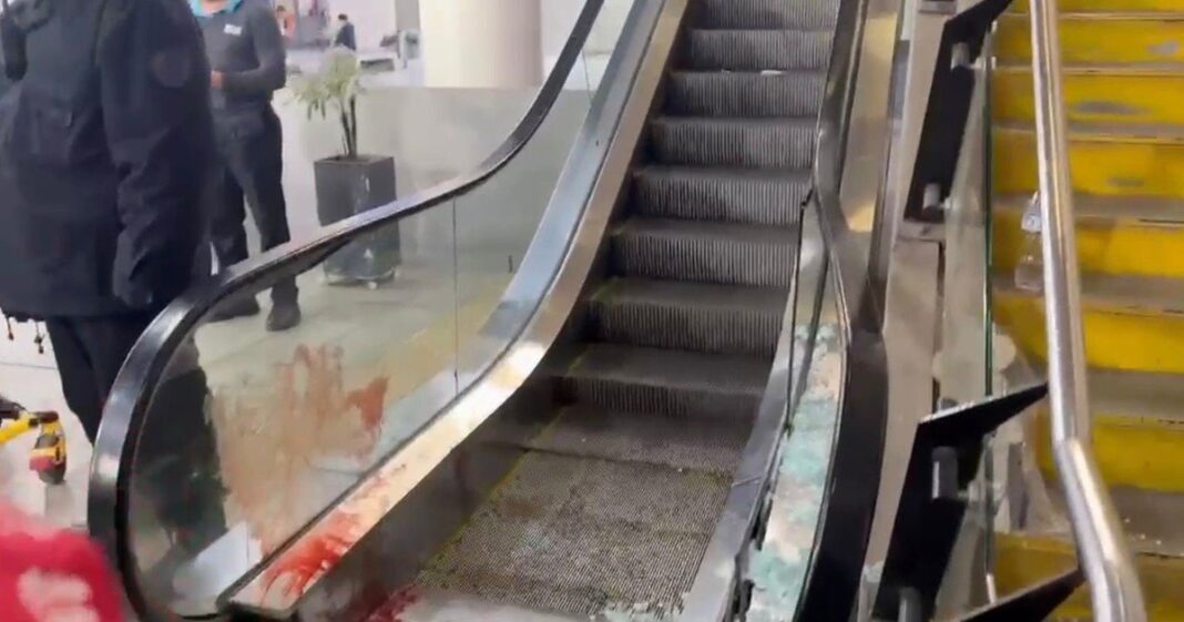 Escalera mecánica colapsada en la estación Sáenz