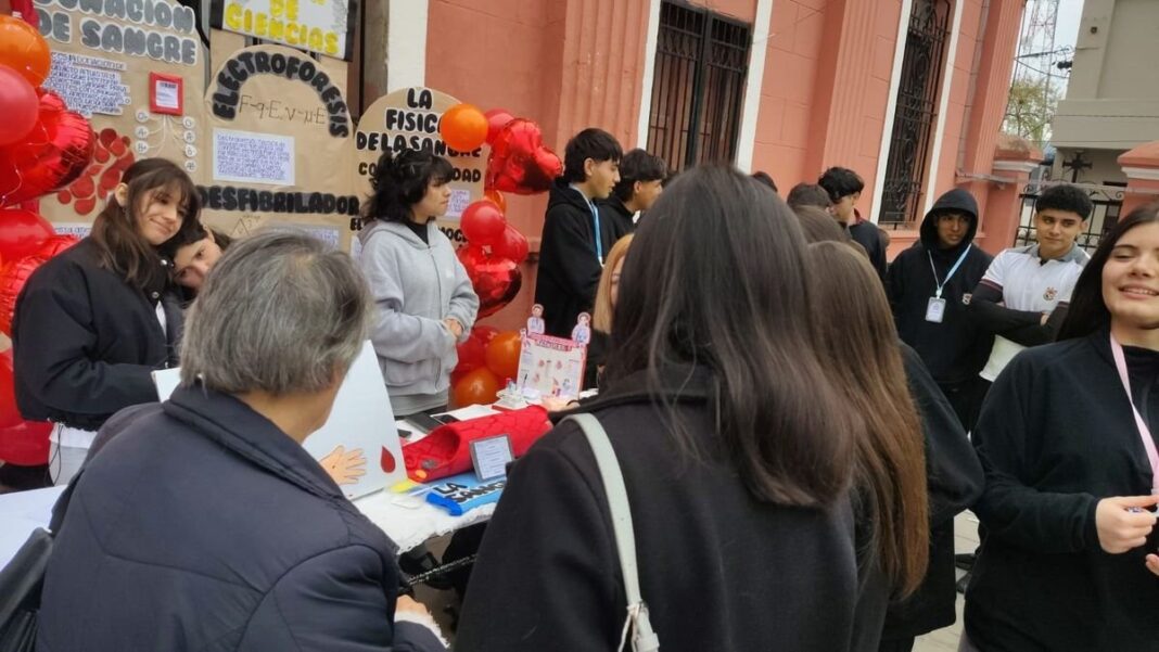 Estudiantes del Colegio Padre Ramón de la Quintana en la feria de ciencias sobre donación de sangre