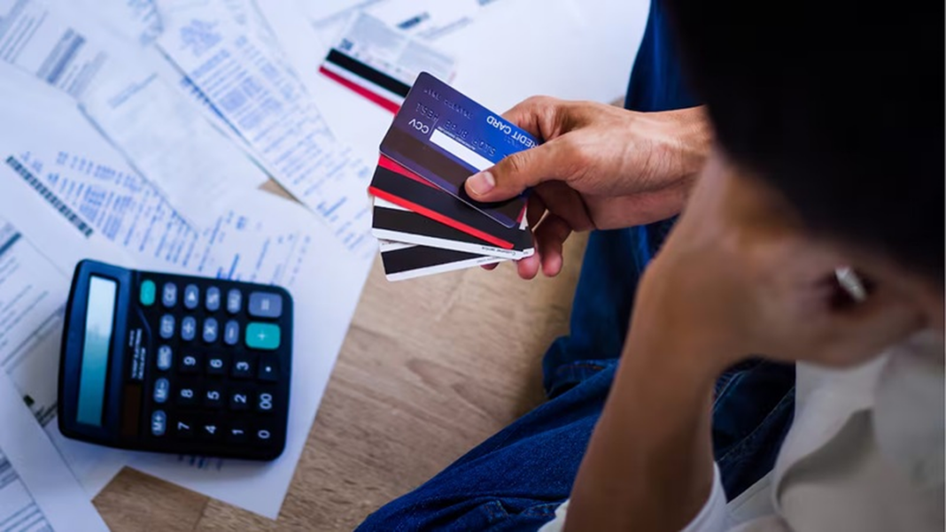 Gráfico de tasas de interés y reclamos de consumidores