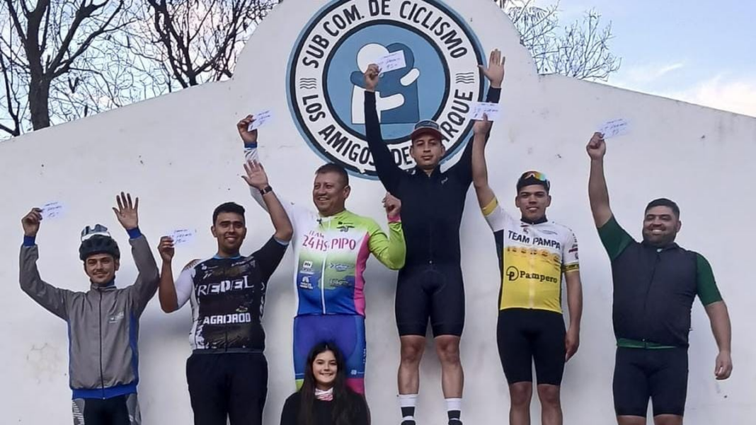 Darío Díaz en el podio de la fecha 24 del Ciclismo Libre