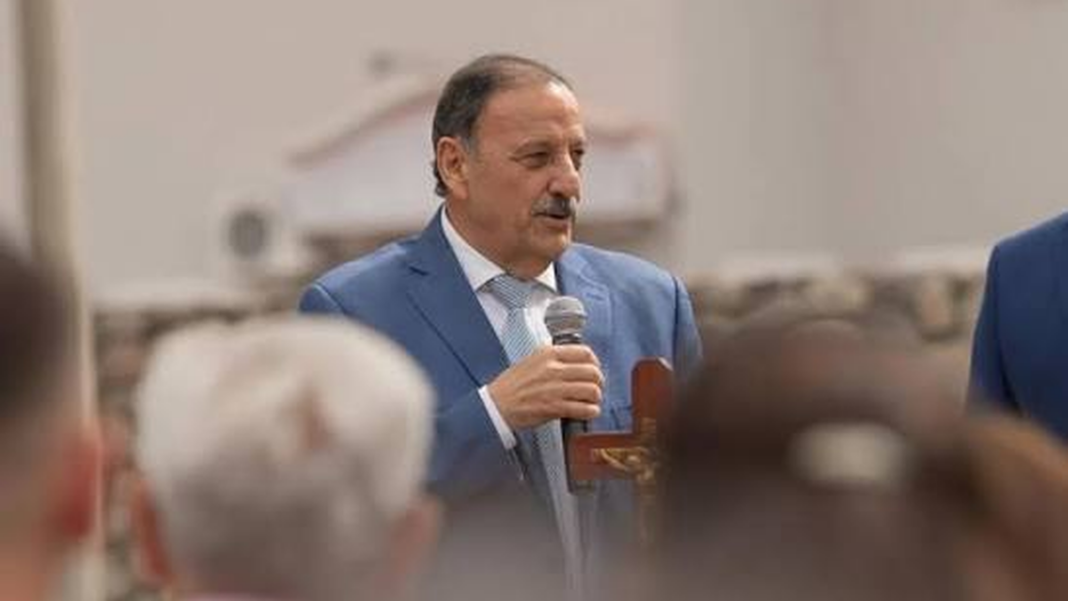 Gobernador de La Rioja, Ricardo Quintela, anunciando el decreto