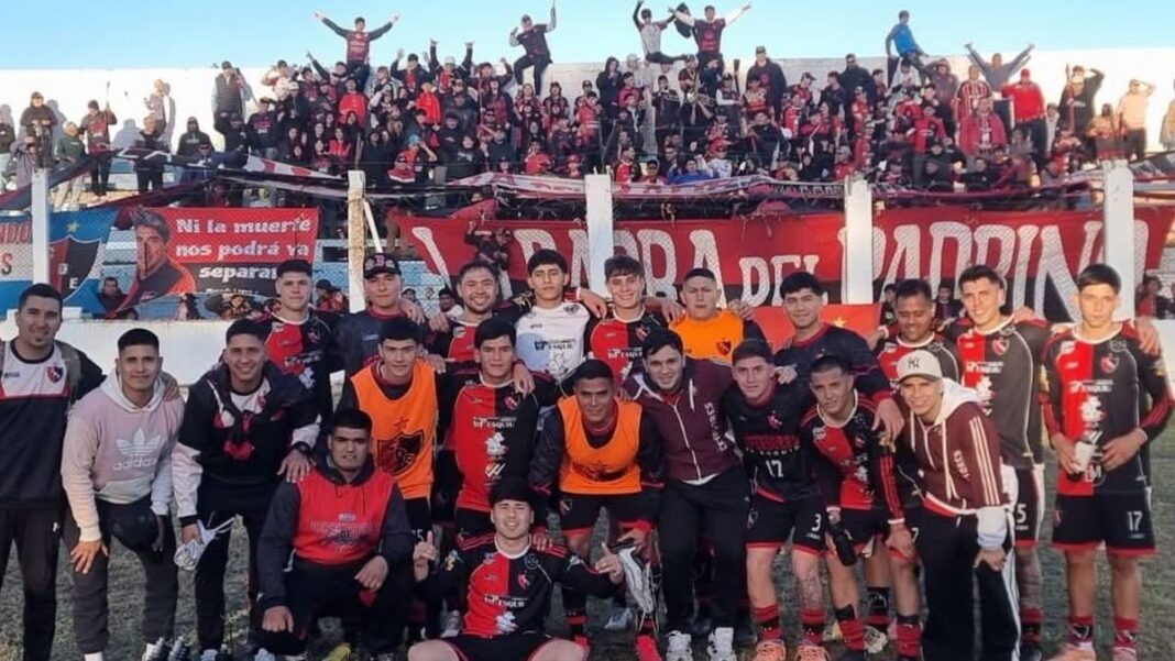 Partido de fútbol entre Defensores de Esquiú y Social Rojas en el estadio Primo A. Prevedello