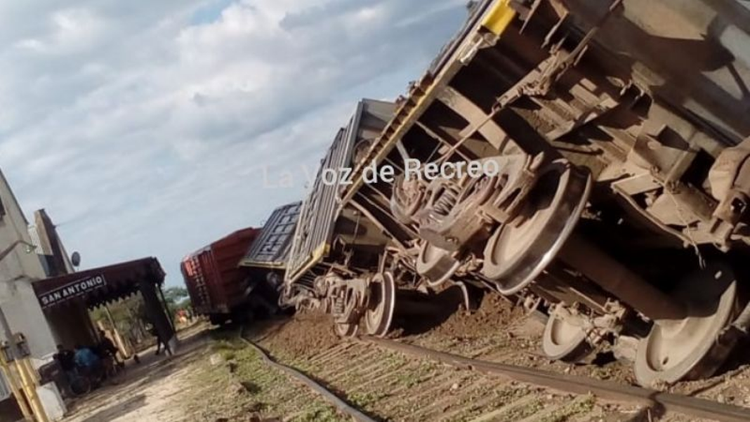 Vagones descarrilados de un tren de carga en la vía férrea cerca de Recreo