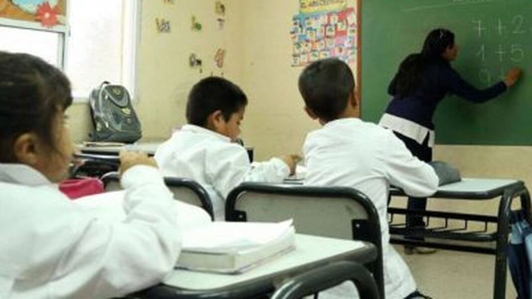 Docente en aula con estudiantes