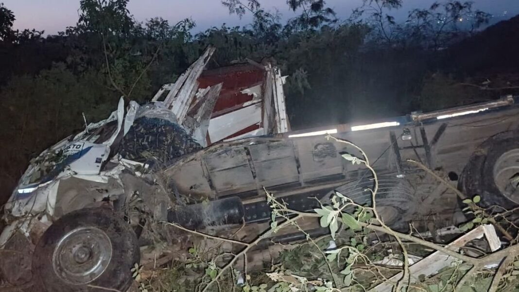 Camión caído en la Cuesta del Totoral