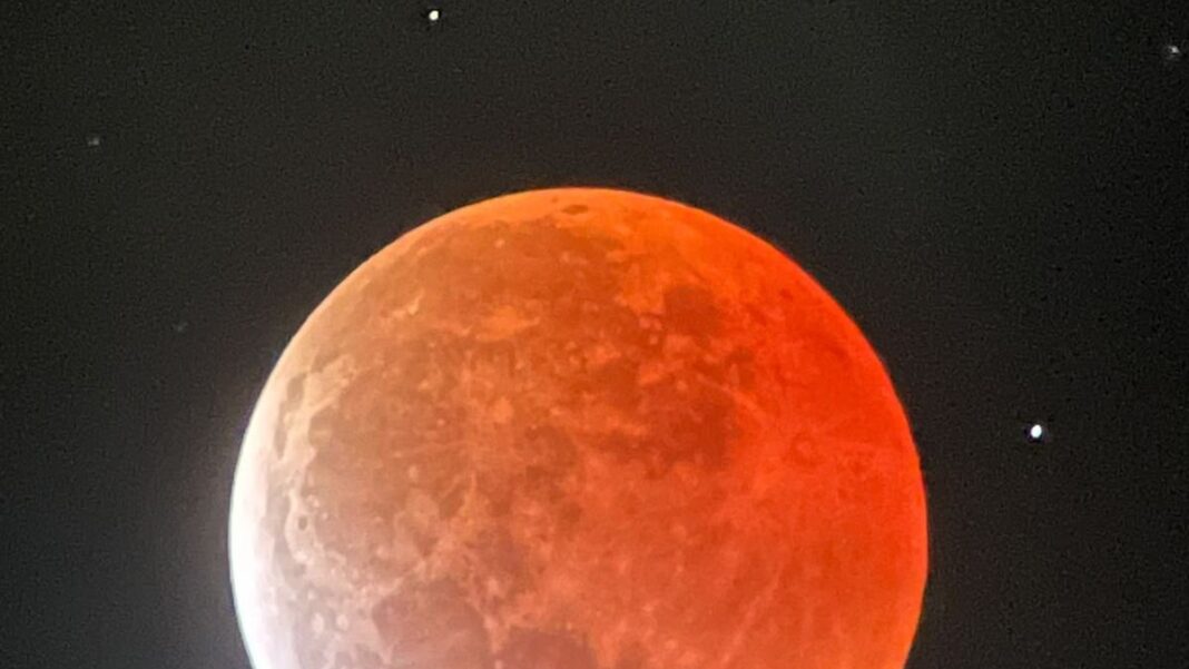 Observación de eclipse lunar con telescopio en Catamarca