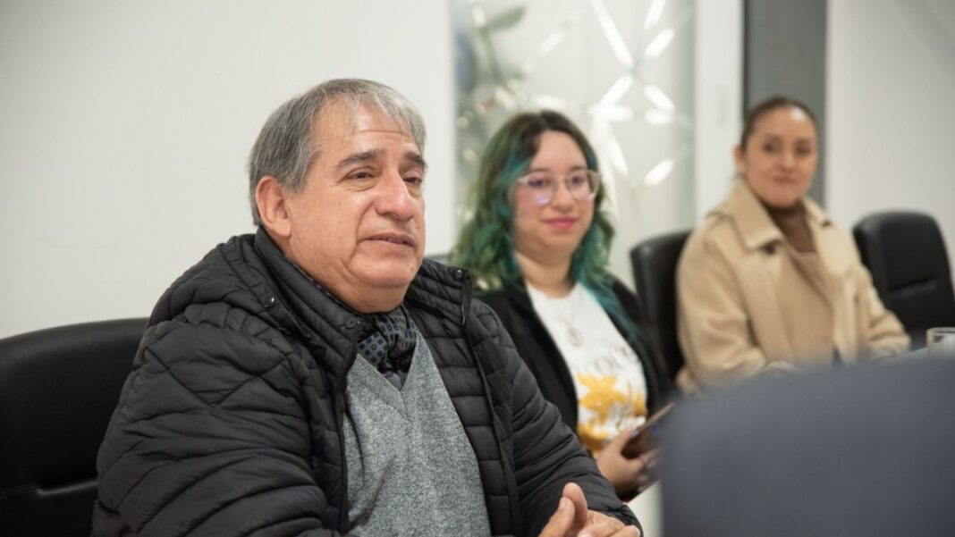 Intendente Gustavo Saadi y empleado Ricardo Guzmán en el Nodo Tecnológico