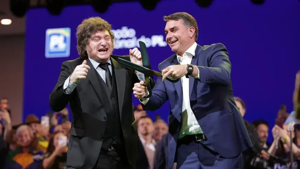 Javier Milei y Flávio Bolsonaro en un acto político