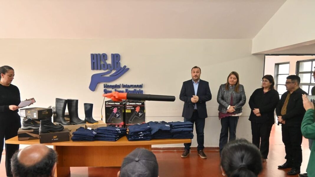 Entrega de indumentaria y elementos de protección en el Hospital San Juan Bautista