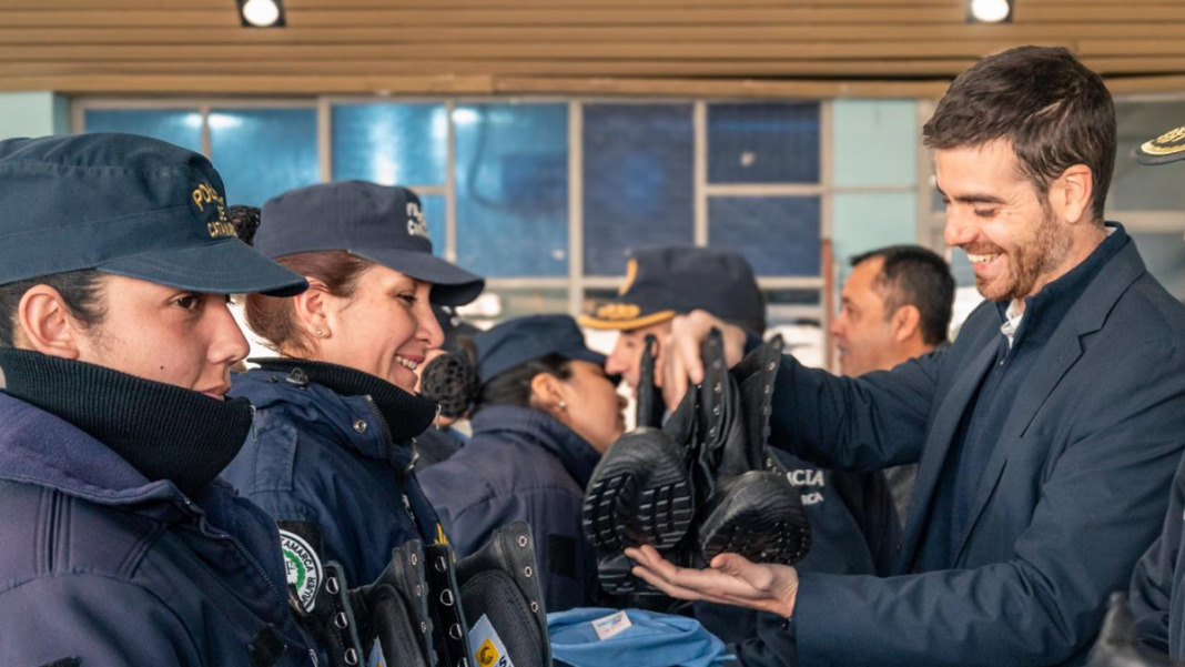 Entrega de uniformes a policías en el Departamento Logística
