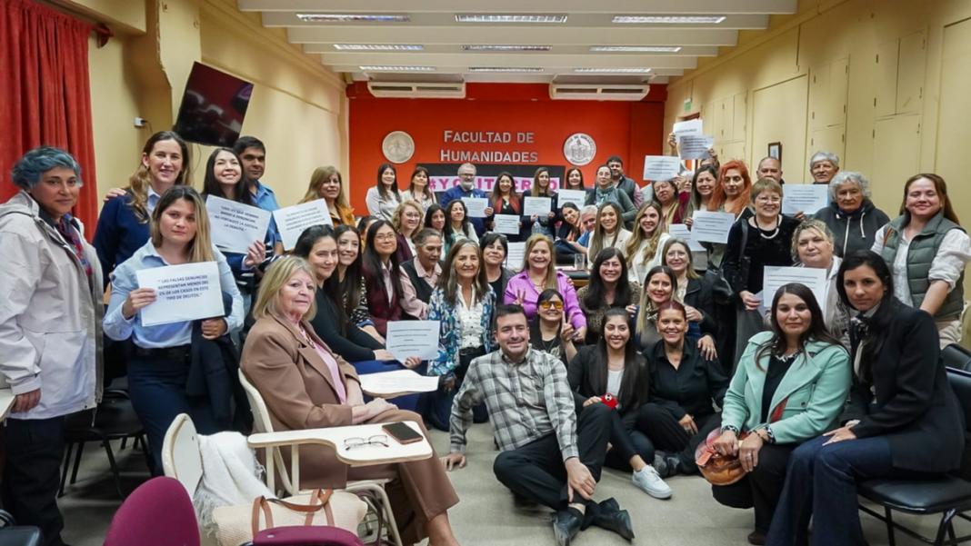 Panel de especialistas en género en la Facultad de Humanidades de Catamarca